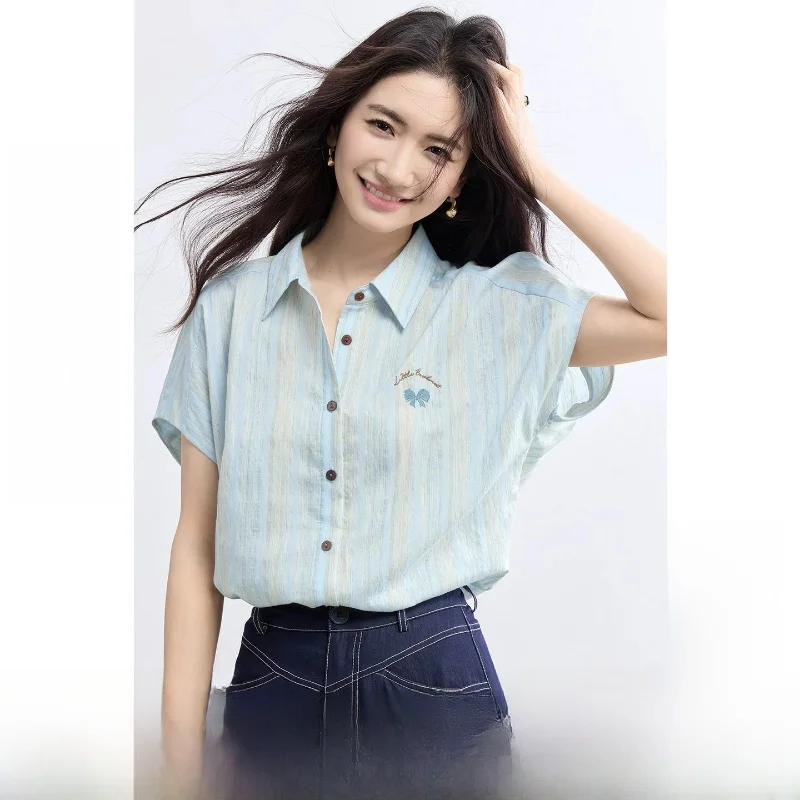 

Летняя легкая омолаживающая синяя женская рубашка свободного кроя в полоску с вышитыми буквами и отложным воротником
