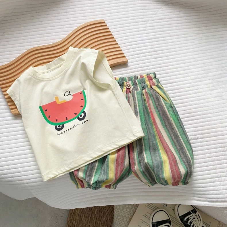 Ärmelloses Tanktop mit Wassermelonen- und Auto-Print für Kleinkinder, bunt gestreifte, lockere Shorts, 2-teiliges Sommer-Freizeit-Outfit-Set – Detail 2