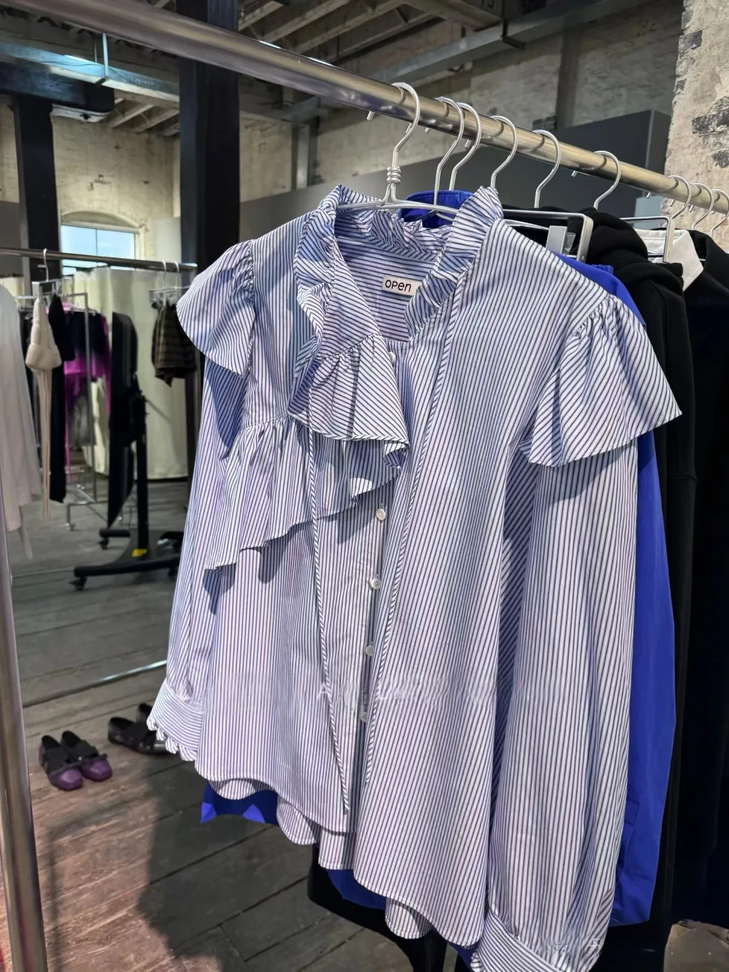 قميص مفتوح YY 2025 قميص نسائي كوري جديد غير منتظم مخطط بطيات وأكمام طويلة #2