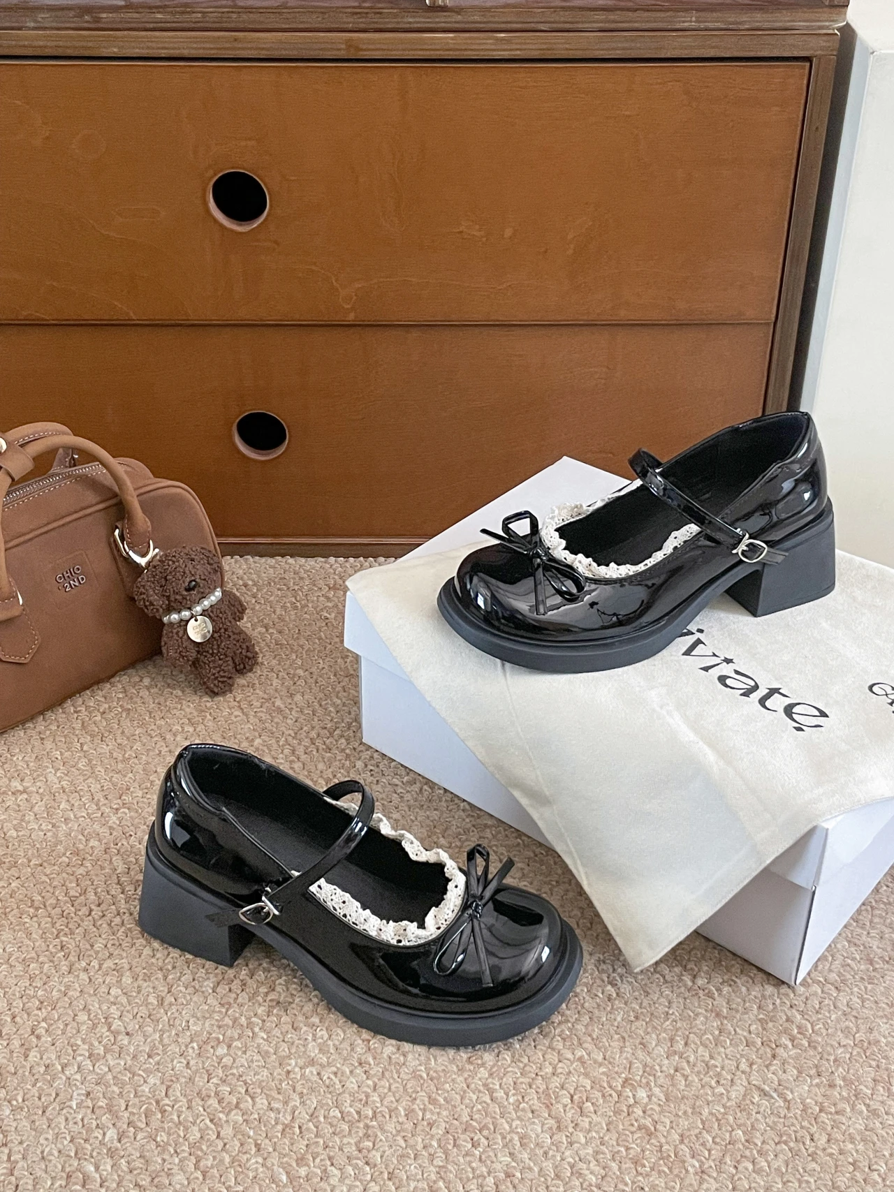 

Женские туфли Мэри Джейн из черной лакированной кожи, лоферы на платформе с кружевной отделкой и бантом, туфли на массивном каблуке в стиле преппи