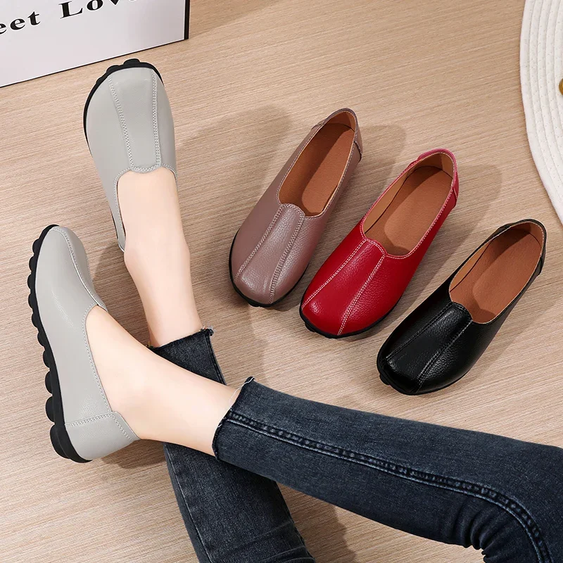 Non-Slip Lightweight Flat Heel Soft Bottom Bean Shoes Ladies 35-42 Big Size Shallow Mouth Foot Set Casual Shoes Women Moccasins