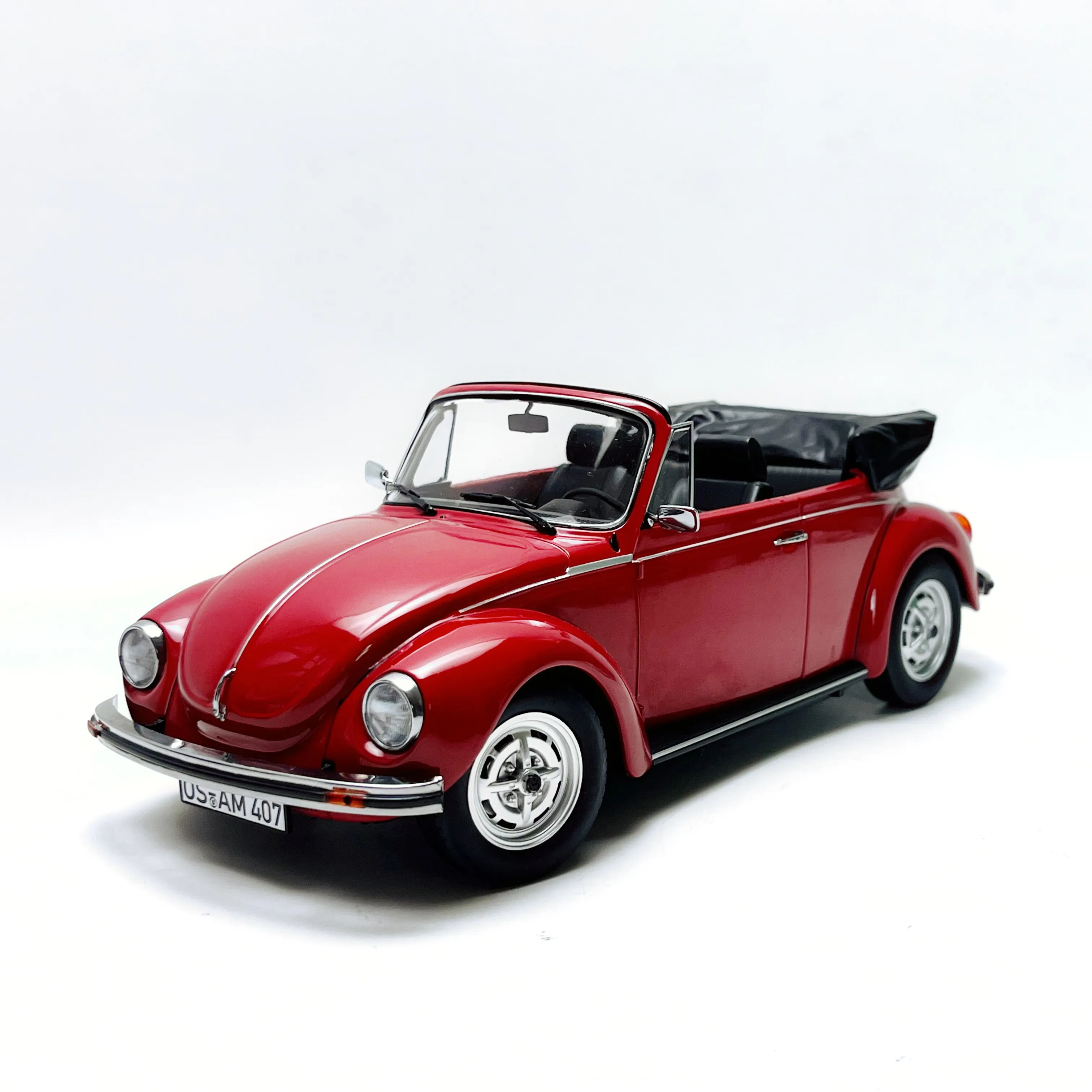 Modelo de Auto de Aleación a Escala 1/18 de Norev, VW 1303 Beetle Convertible Rojo