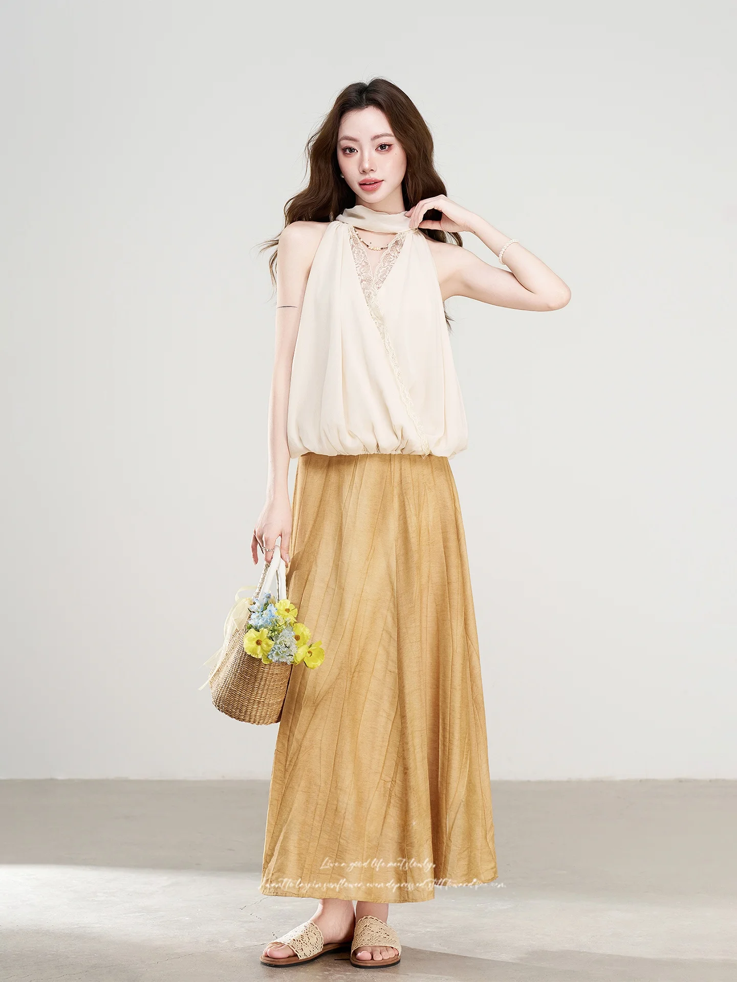 

Летний новый женский комплект из топа с высоким воротником и кружевной юбки-халтер, модный повседневный наряд с высокой талией, однотонный, с V-образным вырезом.