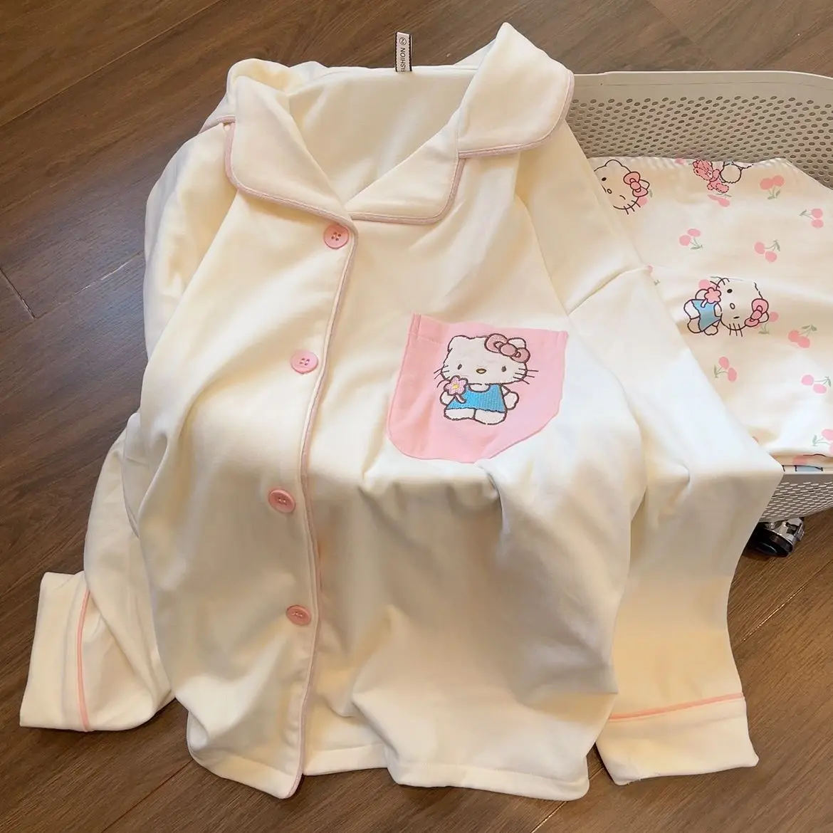 Kawaii Sanriohellokitty Pyjama-Set für Mädchen, Herbst und Winter, langärmelige bedruckte Hose, niedliche Cartoon-Hauskleidung, warme Kleidung