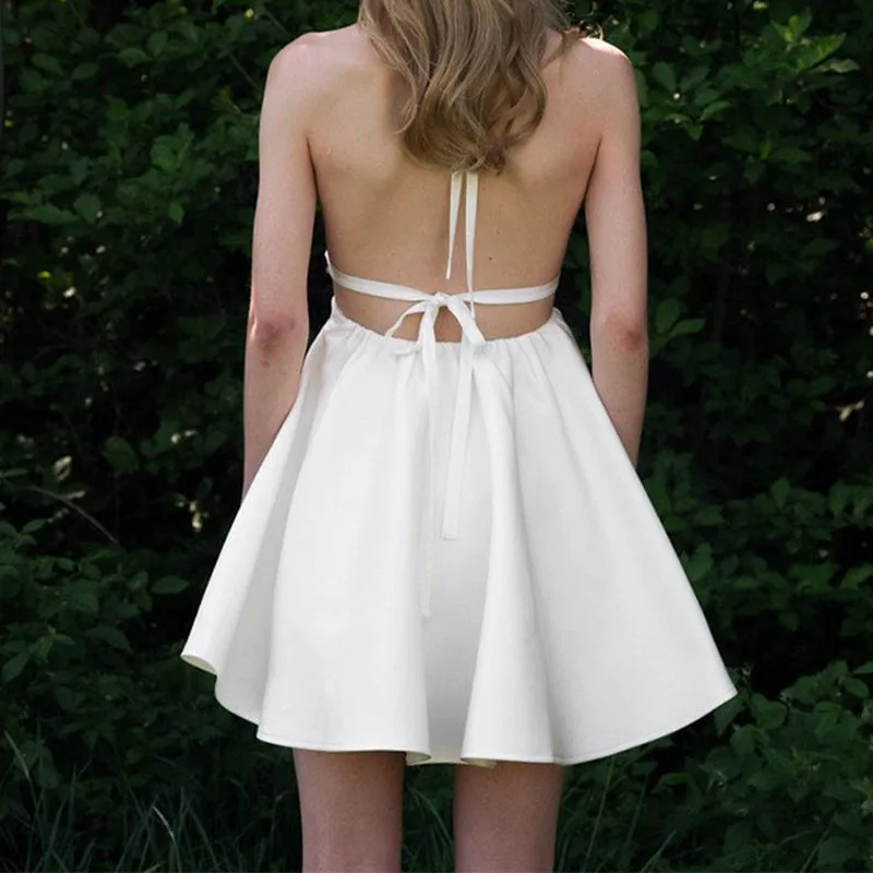 Unverzichtbar für Eleganz! Weißes Minikleid mit Neckholder und tiefem V-Ausschnitt, stilvoll und spielfrei