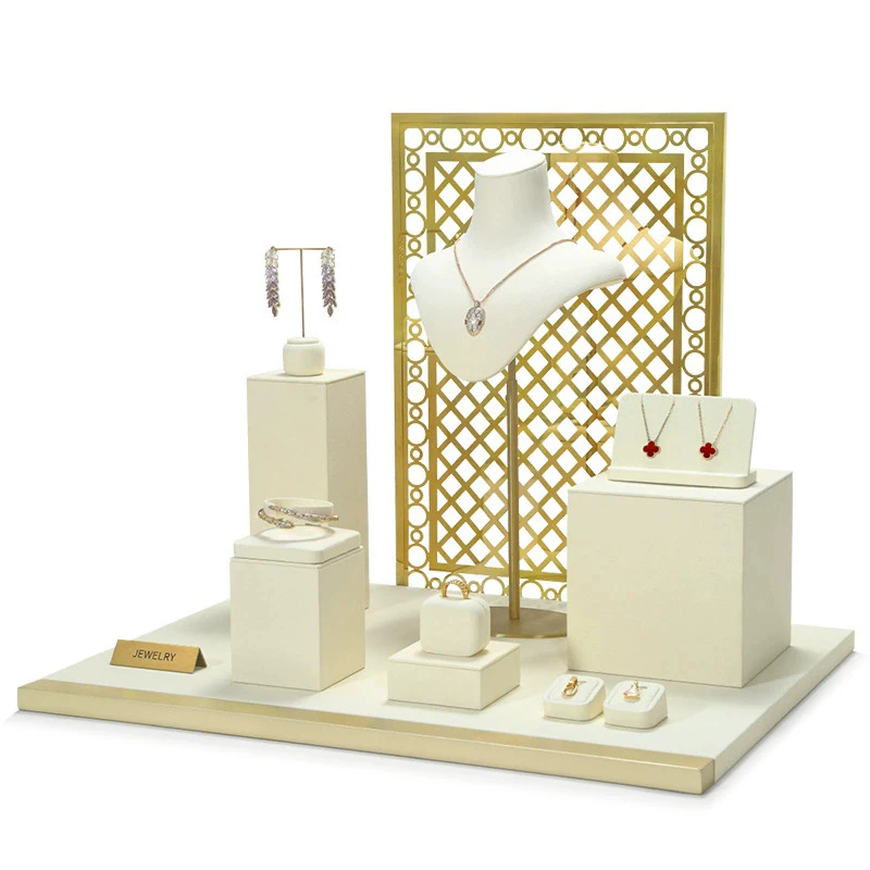 Stojak na biżuterię, cały beżowy, z mikrofibry, ekspozytor na naszyjniki, pierścionki, rekwizyty do ekspozycji biżuterii, ekskluzywne rekwizyty wystawiennicze, dowolna kombinacja.