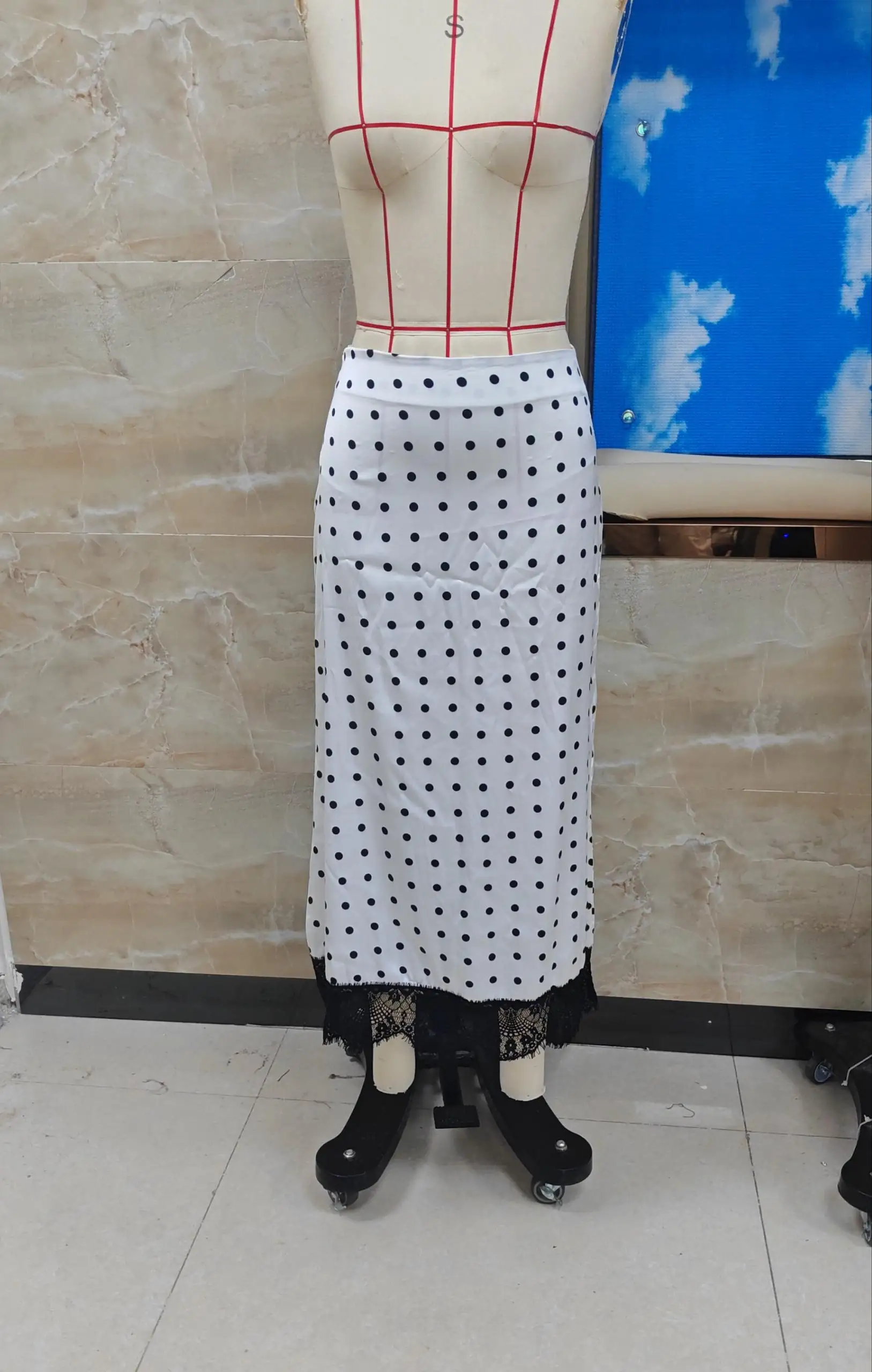 

Twirl в стиле с нашей коллекцией кружевных полуюбок — доступны цвета хаки и белого цвета, размеры от S до XL!