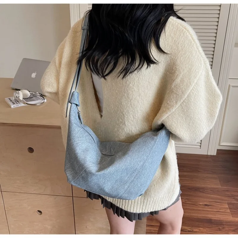 حقيبة كروس نسائية جلدية مصممة شهيرة ماركة فاخرة عصرية وأنيقة وتفاصيل حقيبة يومية عتيقة #1