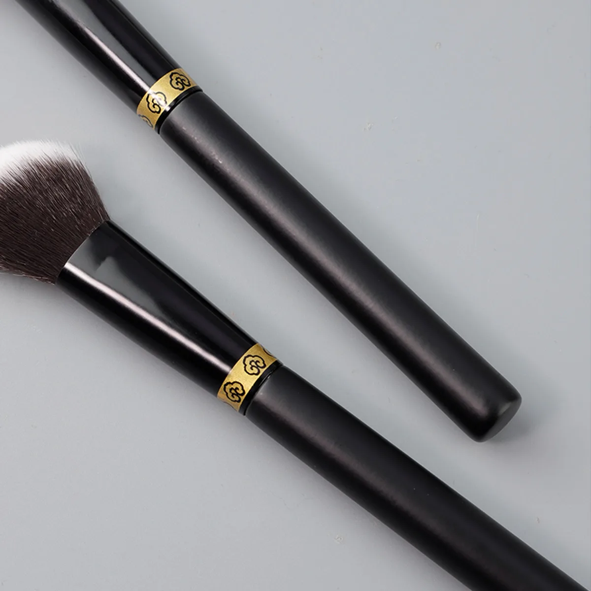 SINGLE MAKEUP BRUSH BLACK GOLD HIGHLIGHTER BRUSH CONTOUR BRUSH LIP BRUSH POWDER GRAB POWER BEAUTY MAKEUP TOOl