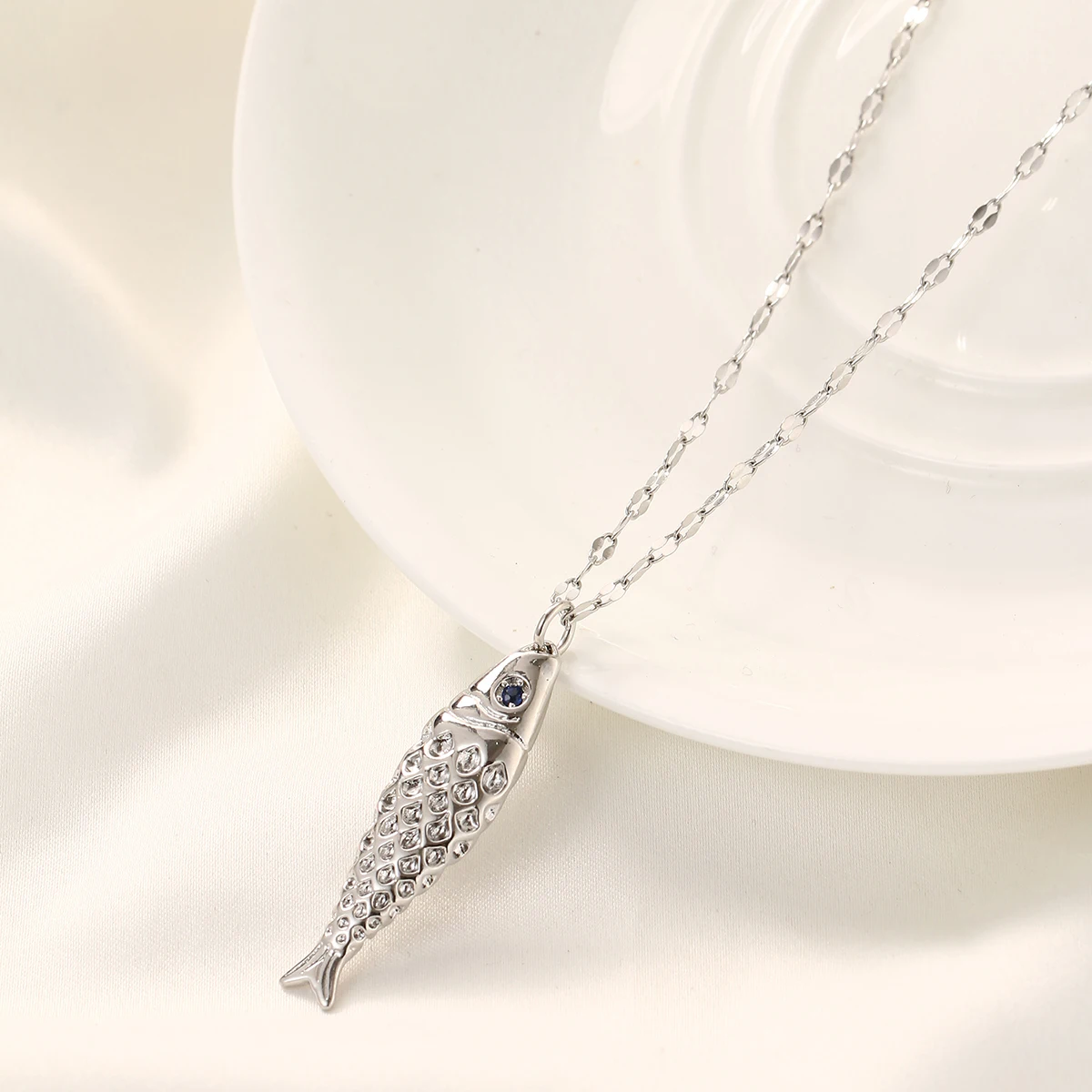 قلادة نسائية ذهبية اللون على شكل سمكة عصرية وأنيقة مجوهرات مخلوق بحري هدية للمزاج #4