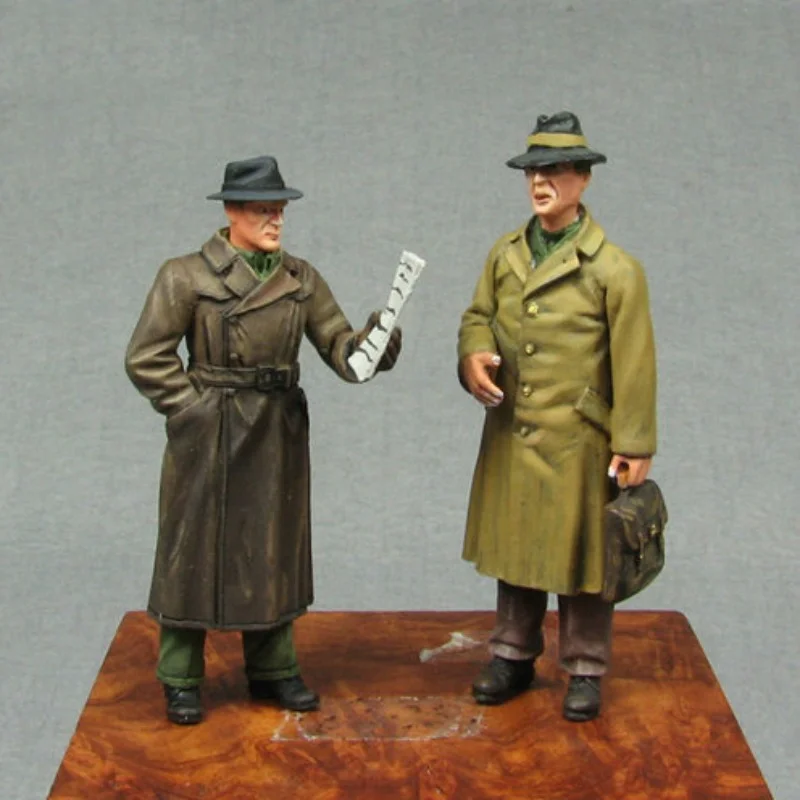 1/35 Resin White Model Staff 2-person Group Model Requires Manual Coloring of The Model