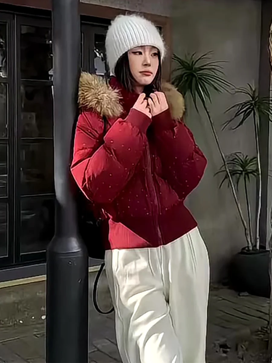 

Повседневная красная пуховая куртка для женщин, новинка зимы 2025, в национальном стиле, с воротником из 90% белого пуха, теплая, стройнящая фигуру, верхняя одежда