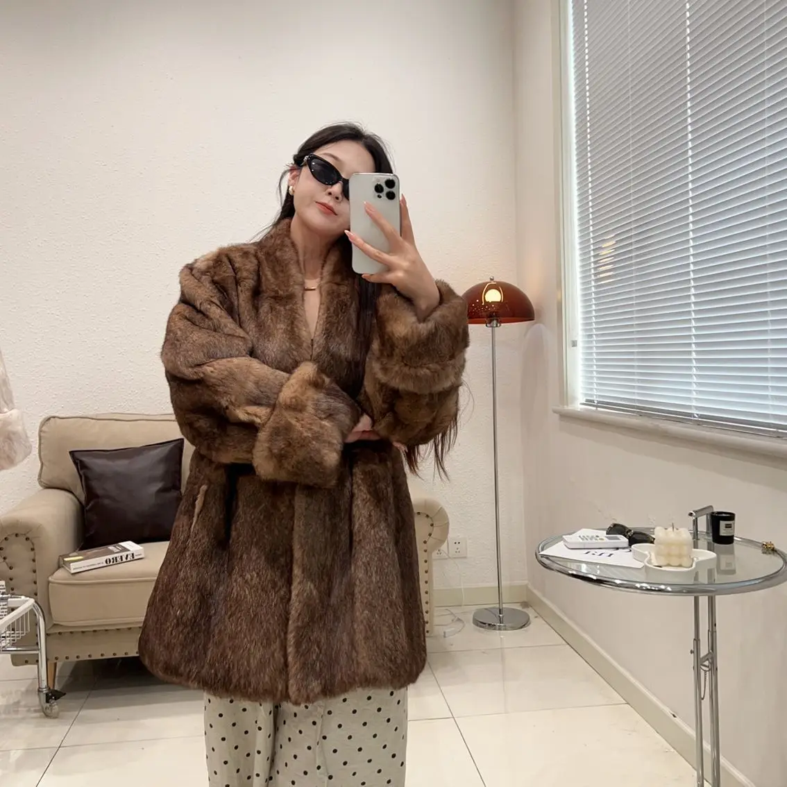 2025 الشتاء الكاكي فو الفراء معطف قصير المرأة أنيقة طويلة الأكمام رقيق سترة سترة السيدات عادية سميكة الدافئة أبلى Wh112