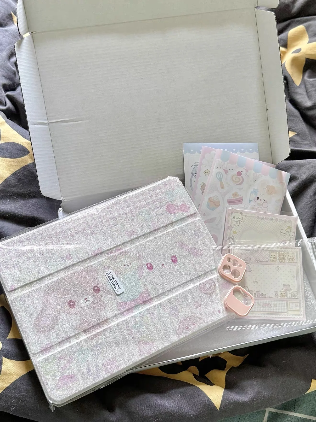 Original cute dessert-shaped tablet case Suitable for iPad, made of acrylic material.7-10days