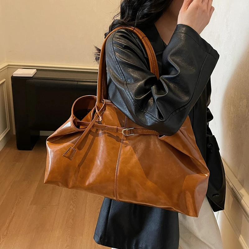 

Fashion Forward Diaper Bag Women's Leather Tote Luxury Crossbody Bag Vintage Minimalist Designer Large Capacity Elegant