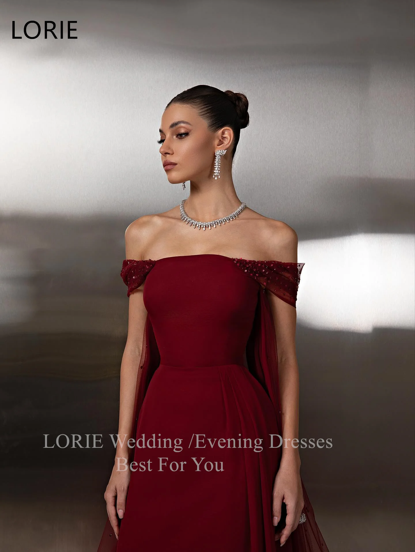 LORIE ชุดเดรสปาร์ตี้สีแดงสุดหรู ประดับเลื่อม ชุดราตรีออกงานแบบเปิดไหล่ จับจีบยาวกรอมพื้น ชุดราตรีออกงานแบบสั่งตัดได้