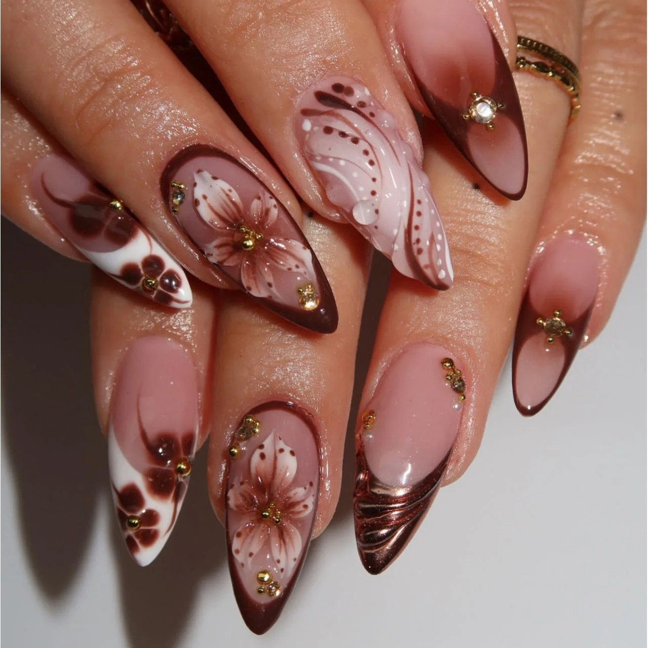 

24PCS New French Hand Gilt 3D Carved Almond Wear Nails Removable Fake Nail Patch Press on Manicure Luxury False Nails for Women