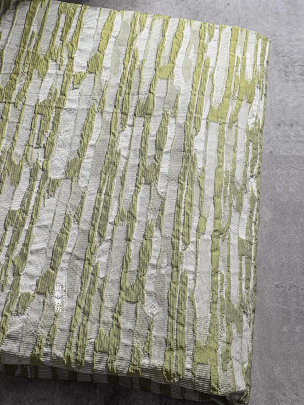 

Пузырьковая жаккардовая ткань Модная одежда Дизайнерские ткани Плиссированные полиэфирные ткани Ткань для шитья одежды по метрам Diy