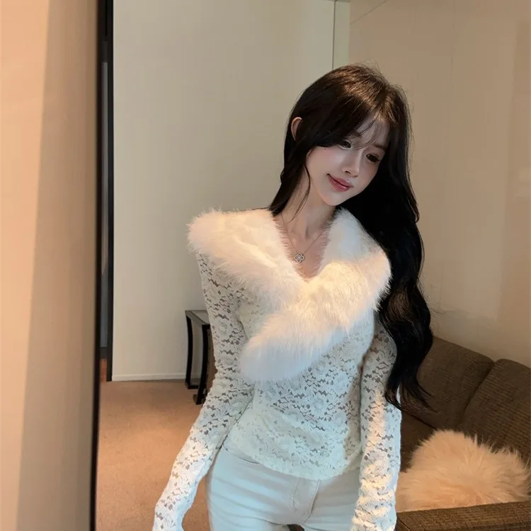 Modny koronkowy długi top z dekoltem w serek, łączony, o efekcie odmładzającym, designerski, zimowy 2025, długość ort, moda damska, irt