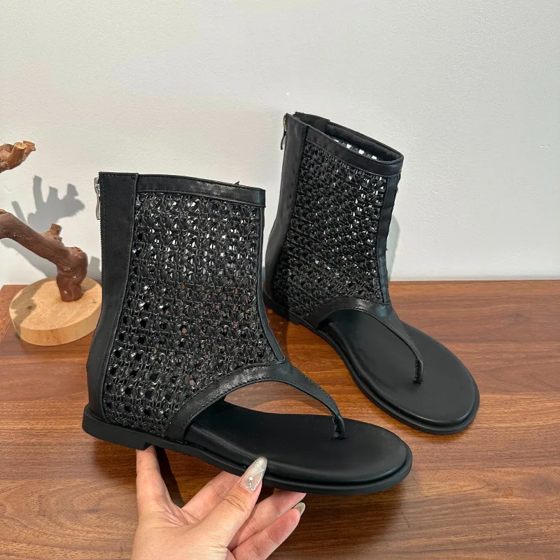 Женские сандалии на клипсе, новые летние корейские ботинки с круглым носком 35–42, полые сандалии на высоте, модная трендовая обувь