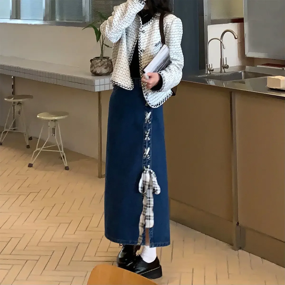 

Юбка женская джинсовая средней длины с разрезом и высокой талией