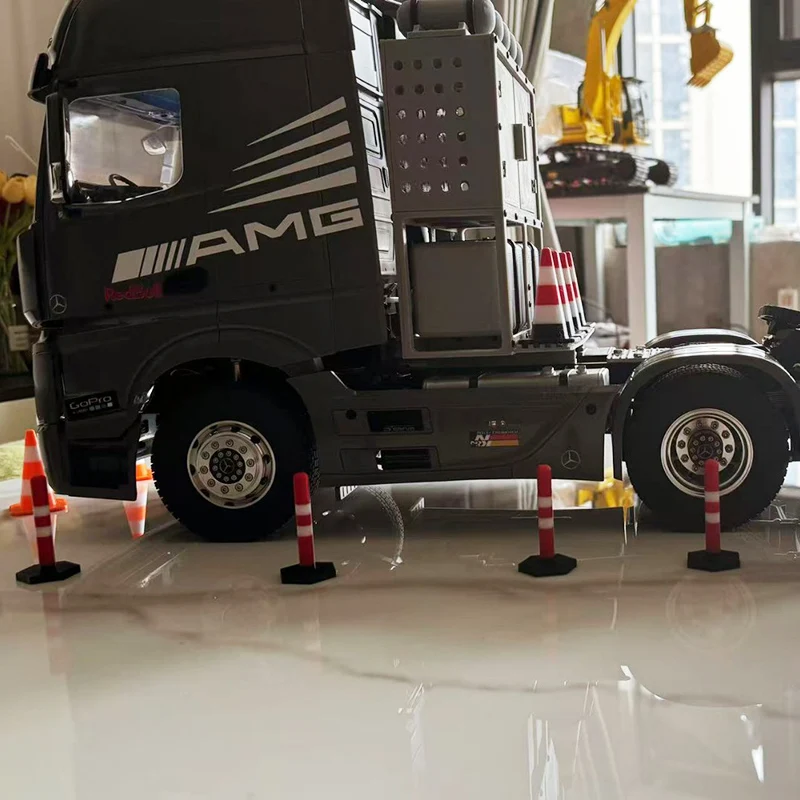 Stojak na sprzęt do ciężkich palników, zbiornik paliwa i szafka mogą być wyposażone w sprzęt elektroniczny do przyczepy ciężarówki RC Tamiya 1/14.