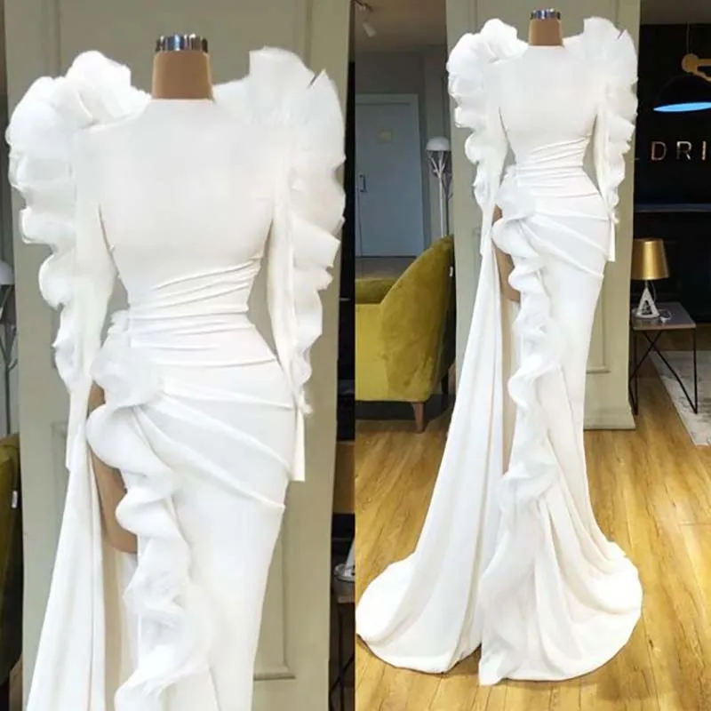 

Белое вечернее платье с длинным рукавом и разрезом, со складками и шлейфом