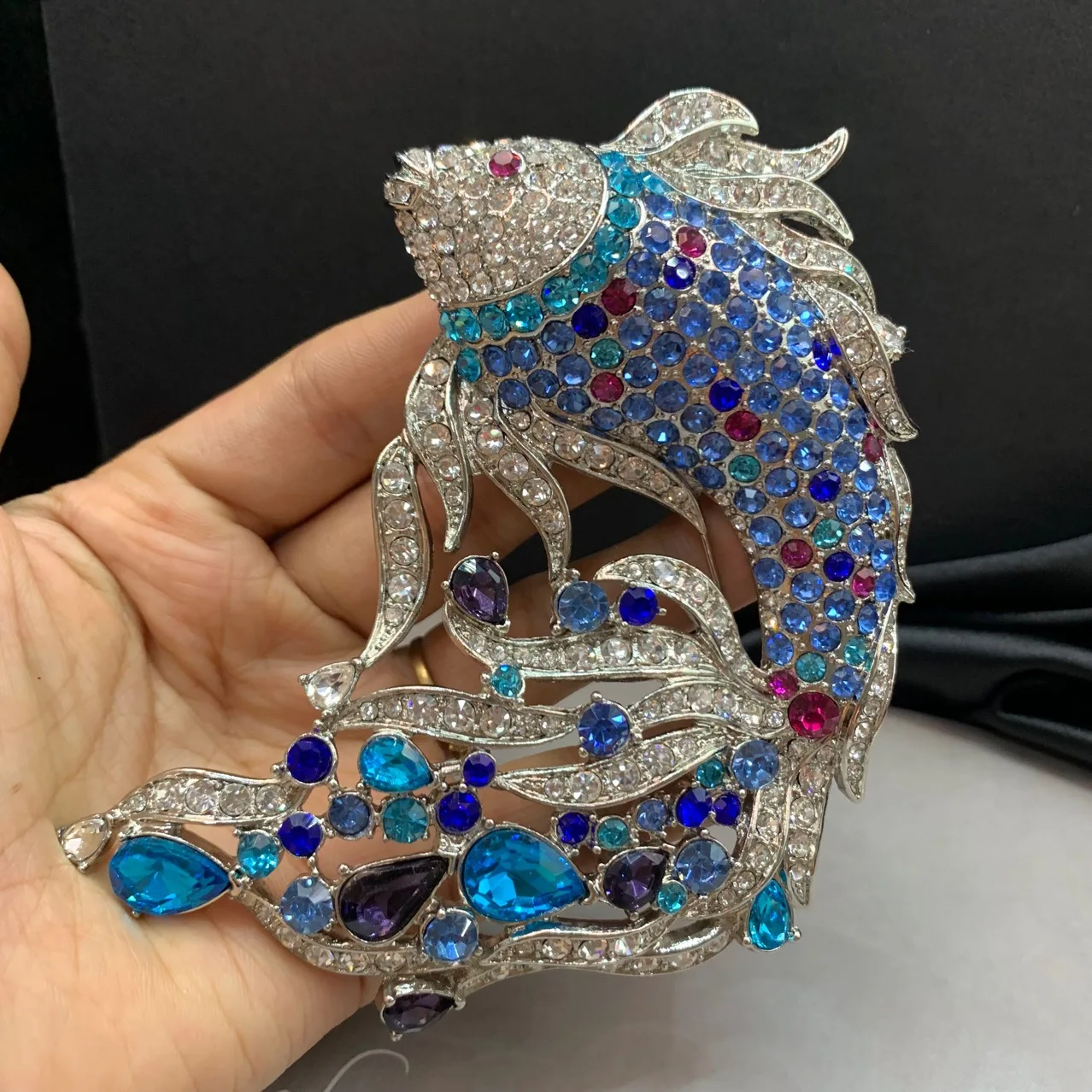 

Модная одежда, аксессуары, винтажная тяжелая промышленность, брошь в форме рыбы с бриллиантами, капля воды, золотая рыбка