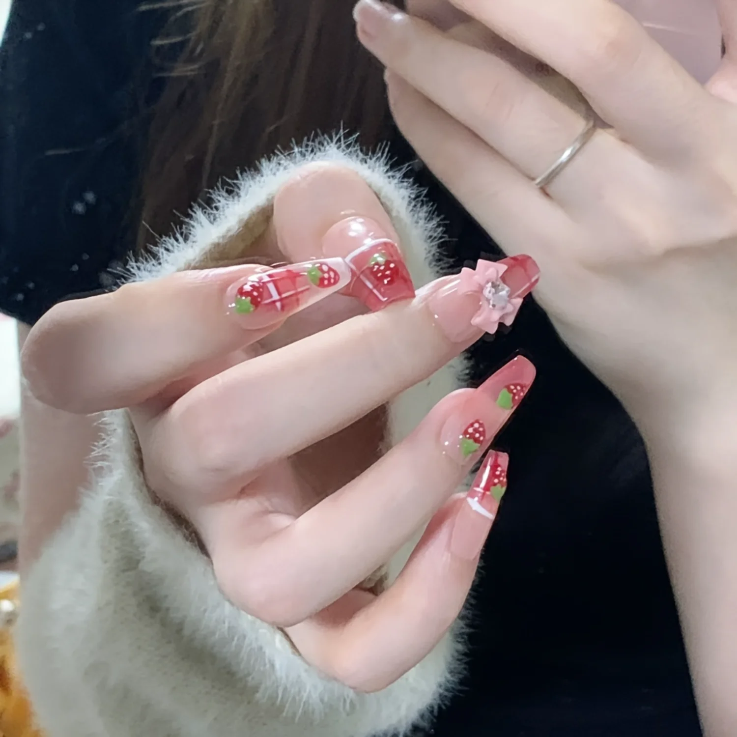 Conjunto de unhas prensadas artesanais de 10 peças com design de morango 3D e detalhes em arco, formato quadrado, comprimento médio, pat de frutas vermelhas brilhantes