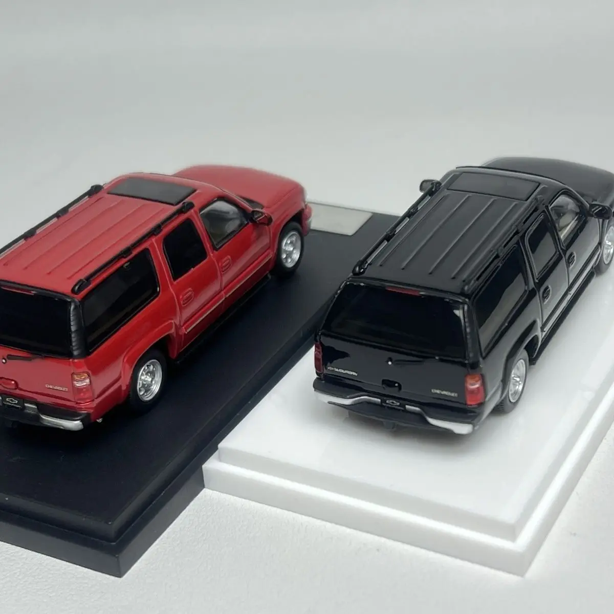 Modelo de Carro em Liga Metálica Mk 1:64 Chevrolet Suburban Preto
