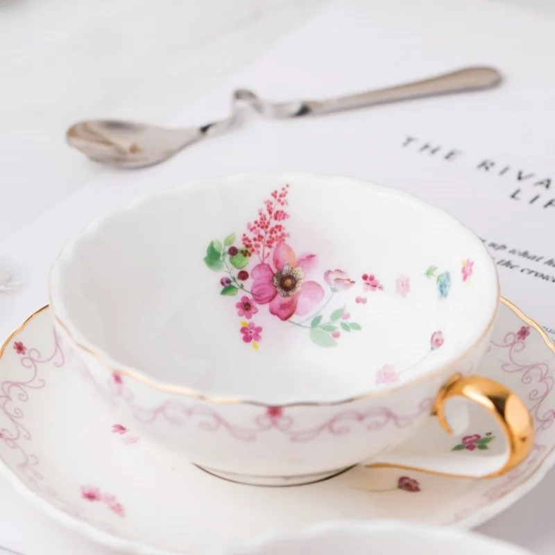 

Hand-Painted Gold Floral Tea Set European Bone China Romantic Rustic Coffee Cup And Saucer Set with Spoon Flower Tea Cup