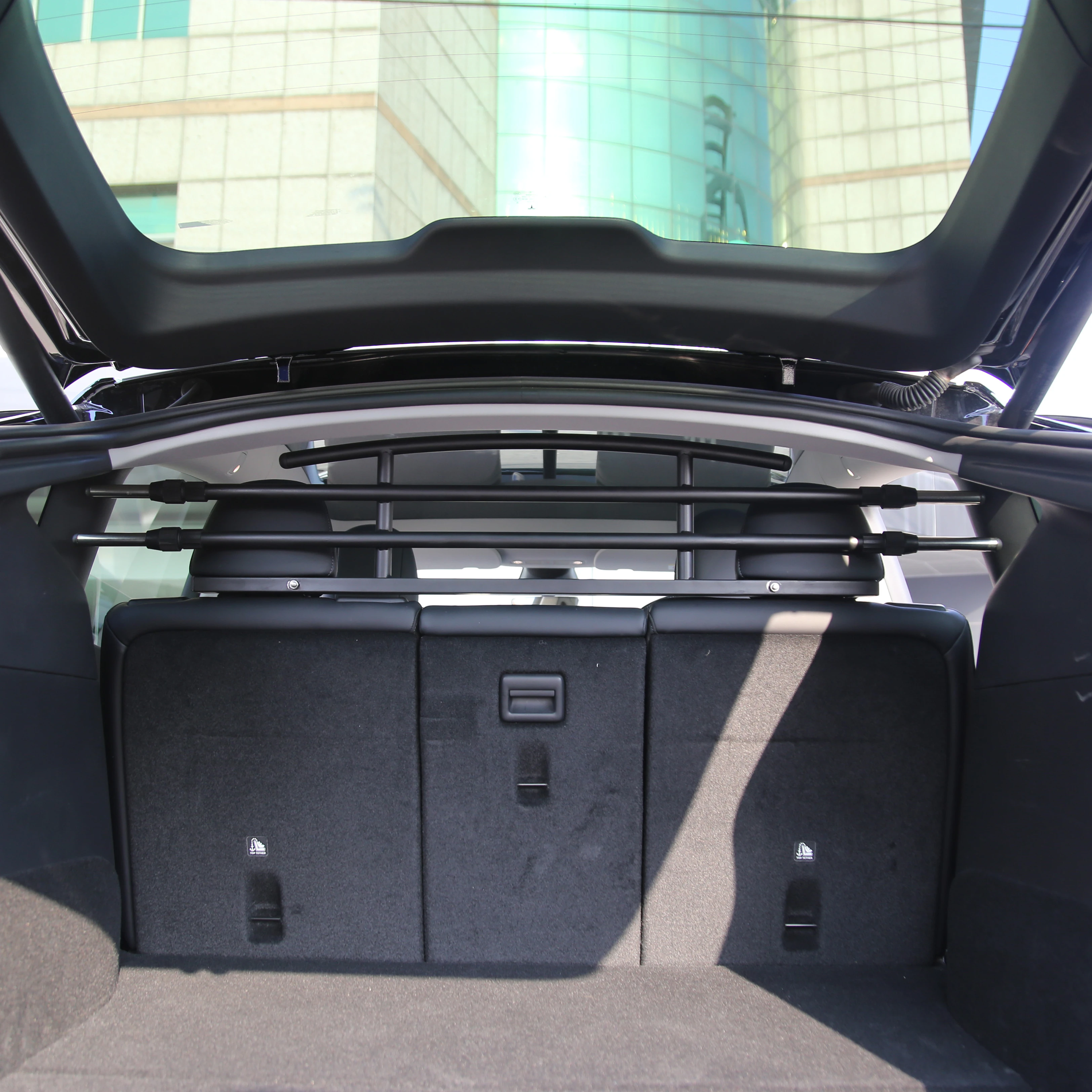New Style Full Coverage Adjustable Large Pet Car Dog Barrier for Tesla Model Y, Safe Universal Pet Fence