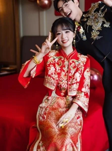 

New Chinese-style engagement cheongsam toasting dress bride's wedding and exit set for women