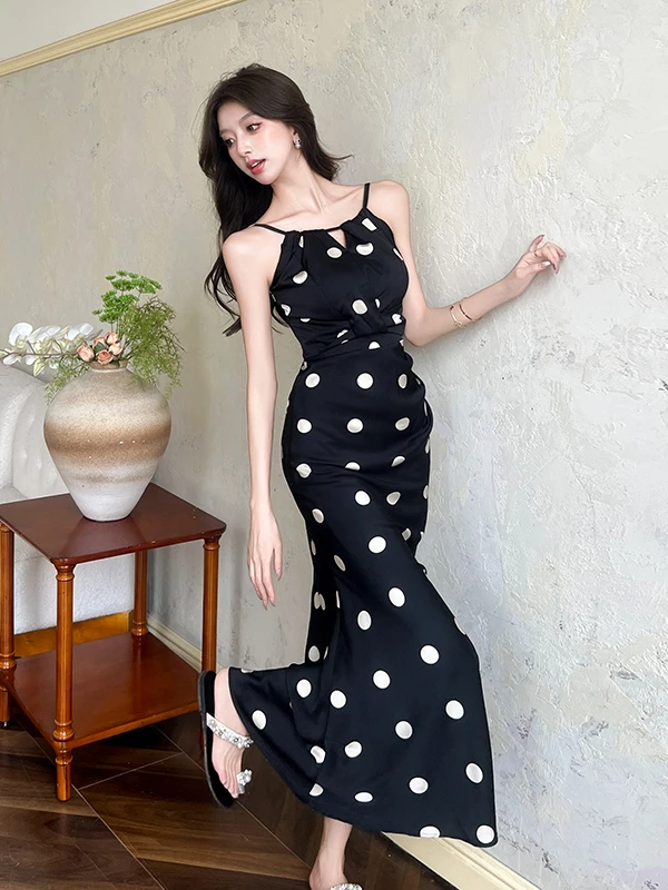ชุดเดรสยาวลายจุด สายเดี่ยว เอวสูง ผ้าซาติน ป้องกันแสงแดด สำหรับวันหยุดพักผ่อนริมชายหาด ฤดูร้อน 2025