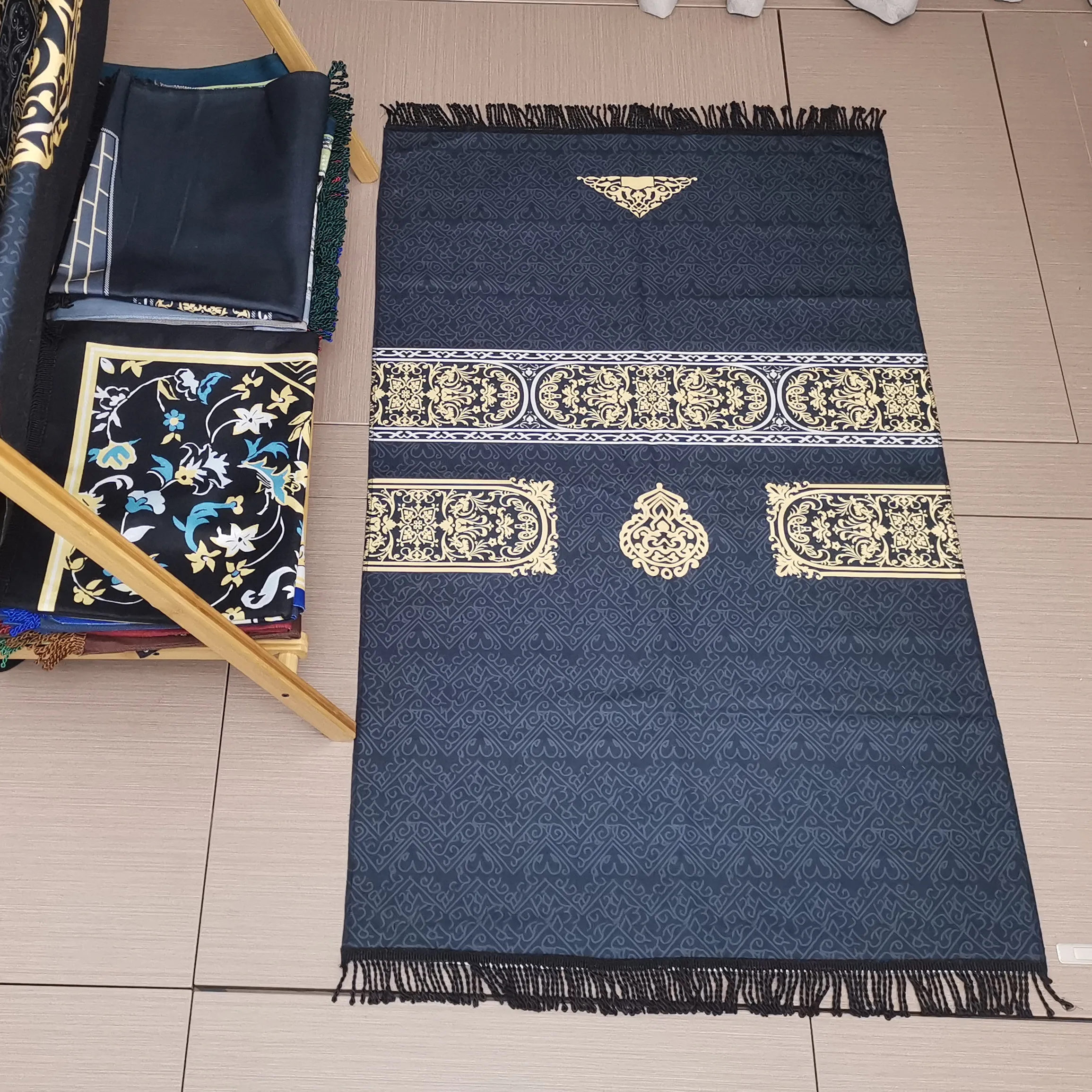 Muslim Prayer Mat Soft Plush Thickened Jacquard Fringed Islamic Rug Machine Washable Non-Slip Living Room Rug