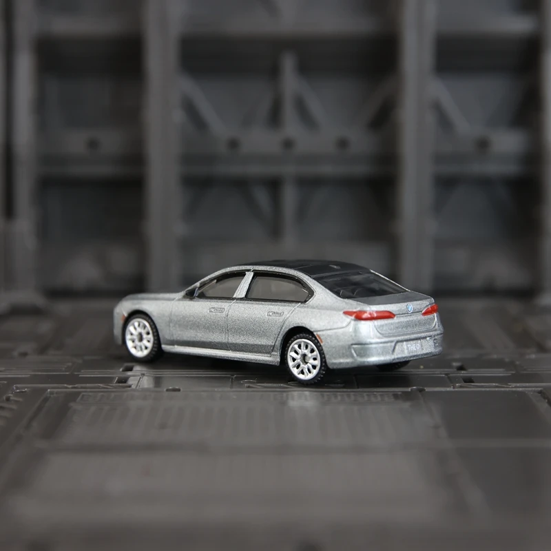 

Модель автомобиля CCA 1:72 BMW i7 с богатыми деталями, подходит для коллекции и которые можно подарить в качестве подарка друзьям на день рождения