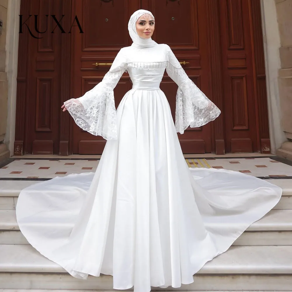 KUXA Luxuriöse Muslimische Hochzeitskleider aus Satin mit langen Ärmeln, Brautkleid nach Maß 2026, Cape mit Quasten, Saudi-Hochzeits-Abendkleid