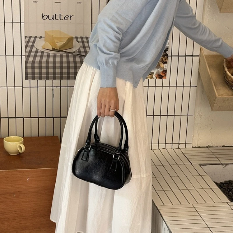 

Autumn/Winter Retro Red Crossbody Bag Women's 2025 New Style Trendy Korean Handbag Bowling Bag Versatile Small Square Bag