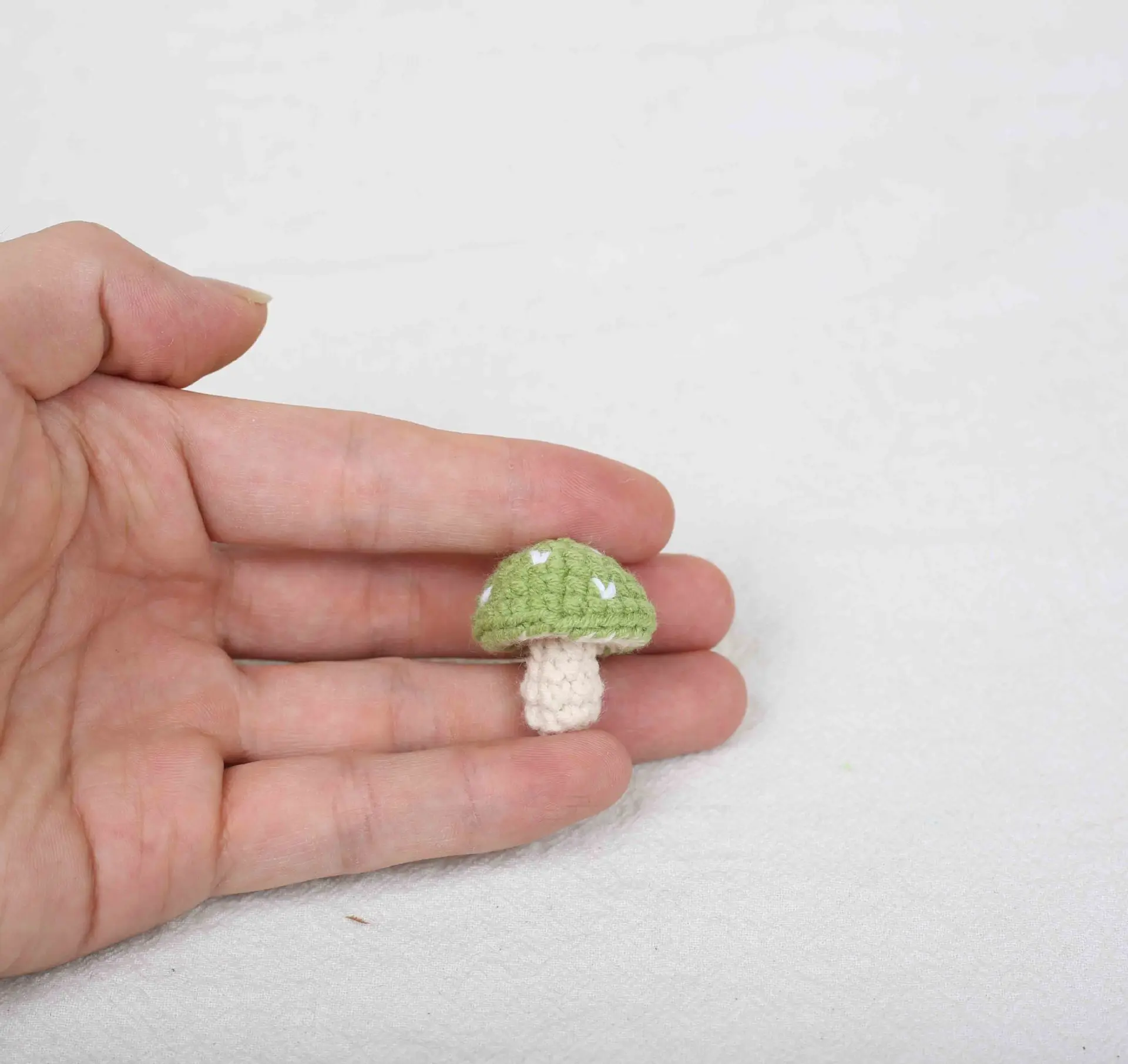 Niedliche gehäkelte Pilze, handgefertigter gewebter Mini-Pilz-Schlüsselanhänger, gestrickter Gemüse-Schlüsselring, Anhänger für Kosmetiktasche – Detail 3