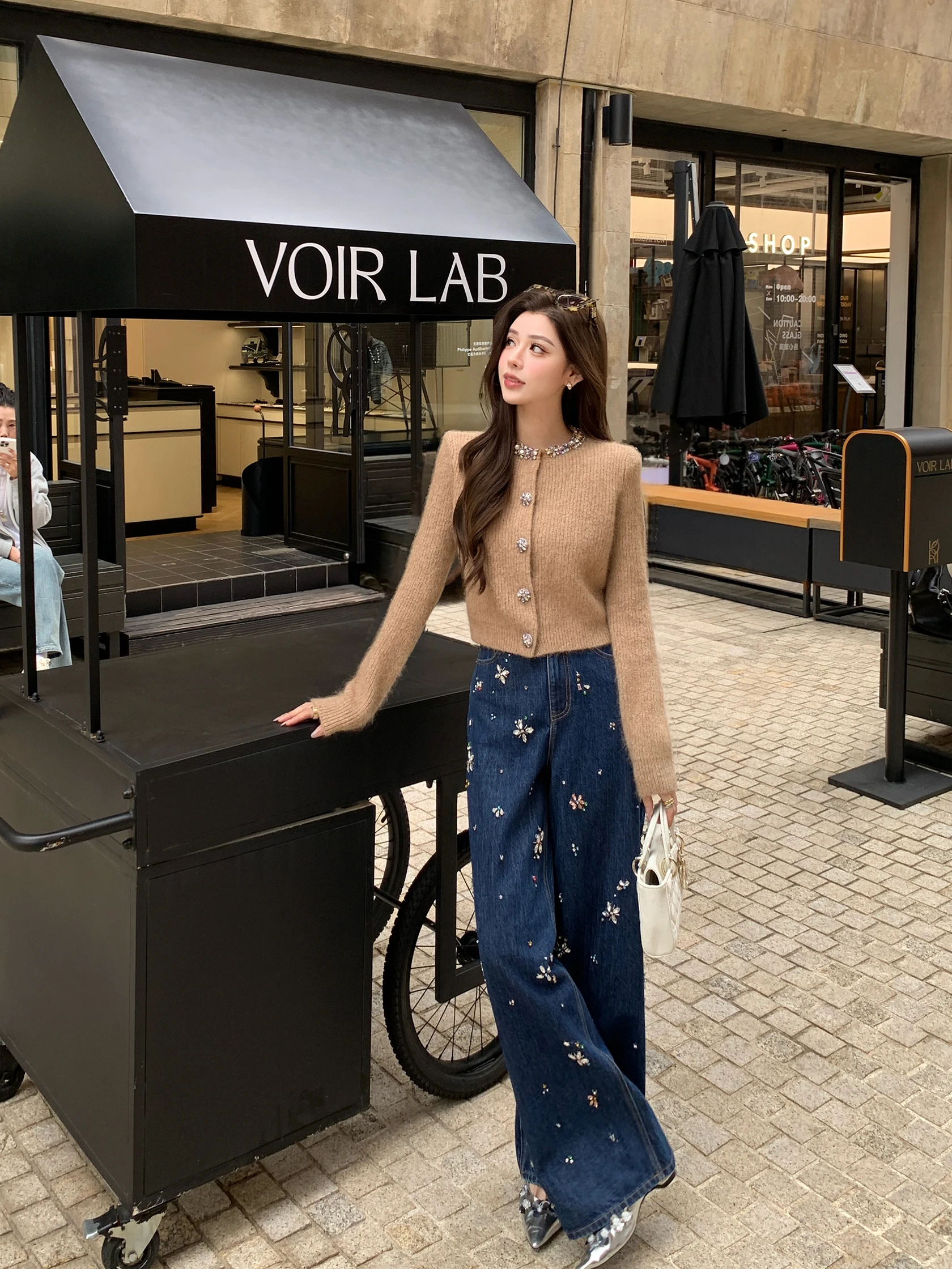 

Женские джинсы из премиального хлопка с высокой талией, широкими штанинами прямого кроя, универсальным дизайном и декором из страз, устойчивые к деформации.