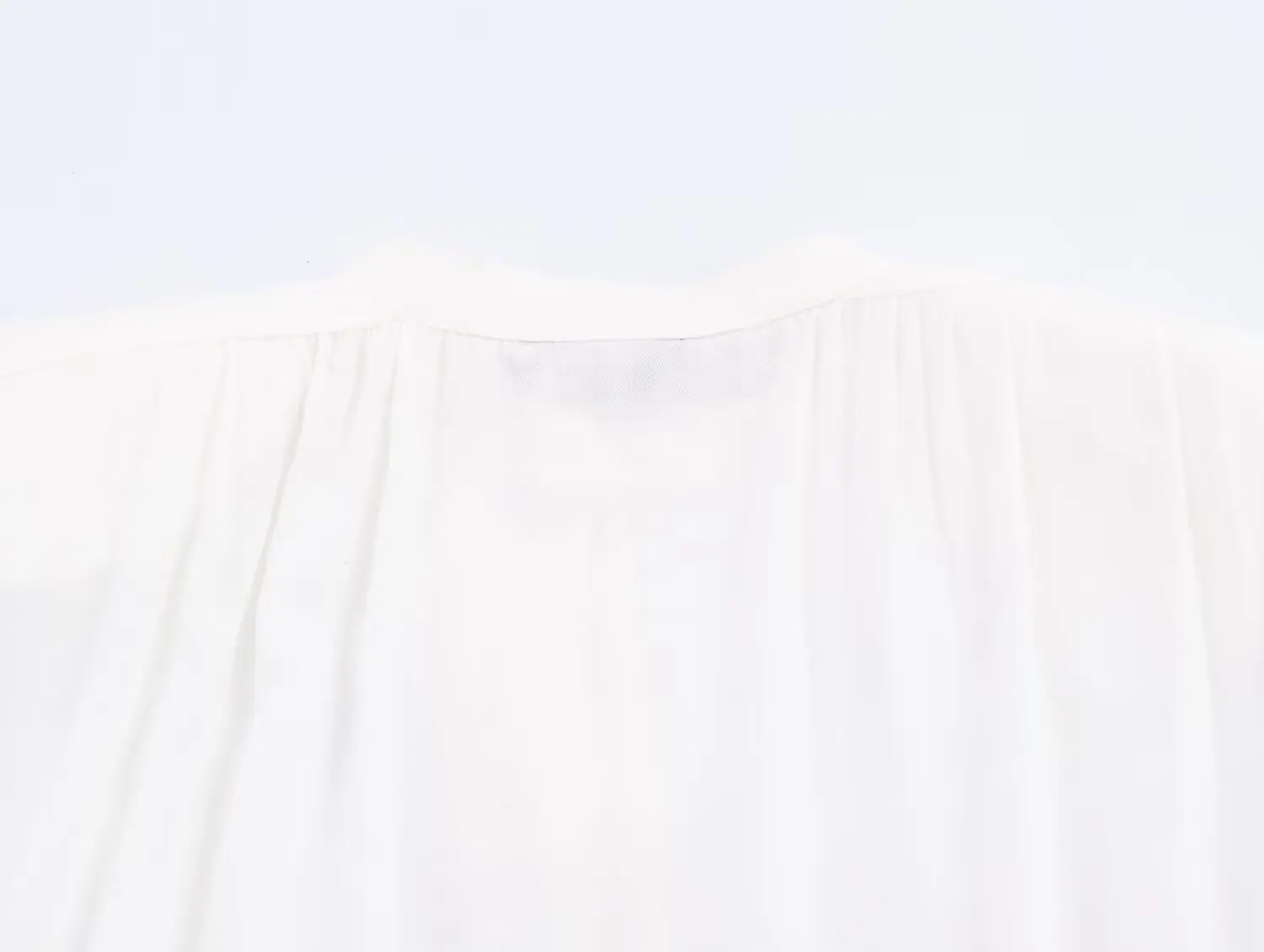 Nowa kolekcja jesień 2025: damska koszula z długim rękawem, kołnierzykiem, wyściełanymi ramionami, uniwersalna, o luźnym kroju i regularnej długości.