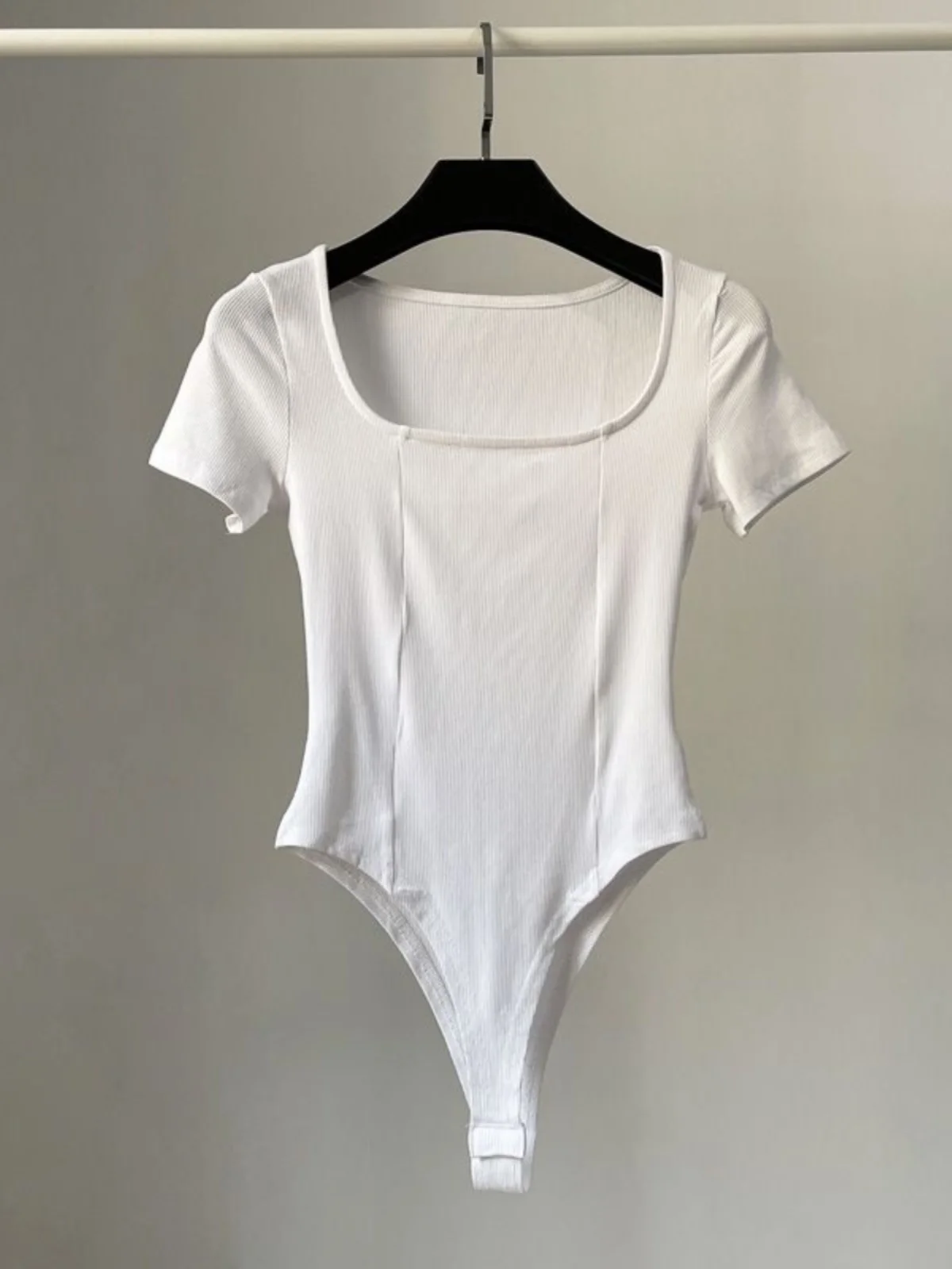 

Новая женская облегающая футболка с круглым вырезом, белая, с высоким разрезом, открытыми боковыми частями талии, простая, эластичная, тонкая, цельная, обтягивающая, в стиле бодикон