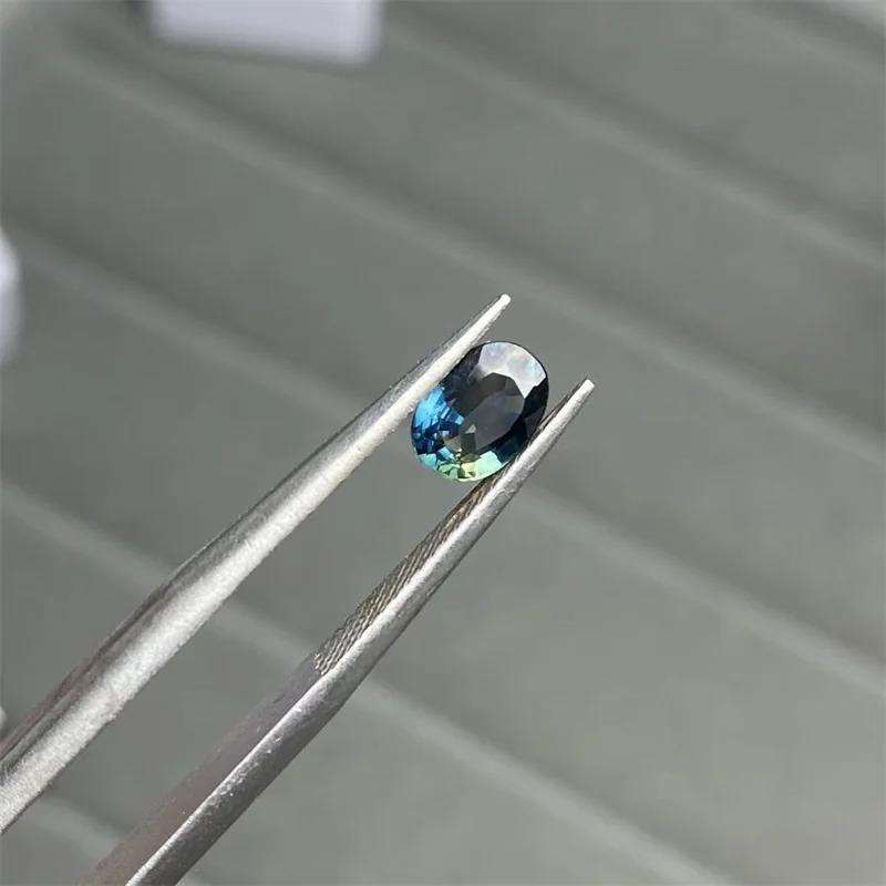 

1 овальный натуральный сапфир 4,4*6,2 мм, вес 0,75 карата, можно использовать в качестве кольца или подвески