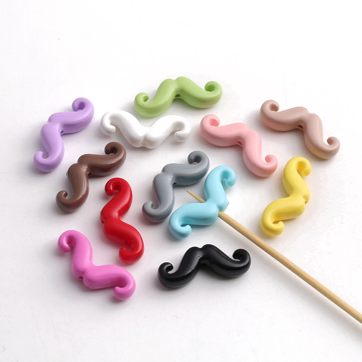 20 Stück Charm-Anhänger in Bartform, 24 x 9 mm, gemischte Farben für DIY-Schmuckherstellung, Telefonketten, Armbänder und Halsketten – Bastelbedarf