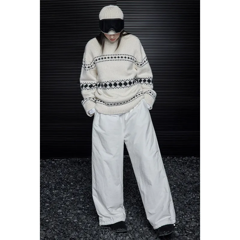 White round neck cashmere sweater sweater winter new retro Joker design sense.