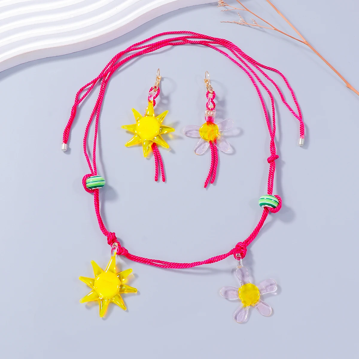 Collier pendentif fleur de soleil en acrylique pour femme, ULfaite à la main, bijoux d'été, cadeaux de fête de vacances, nouvelle mode, 2024