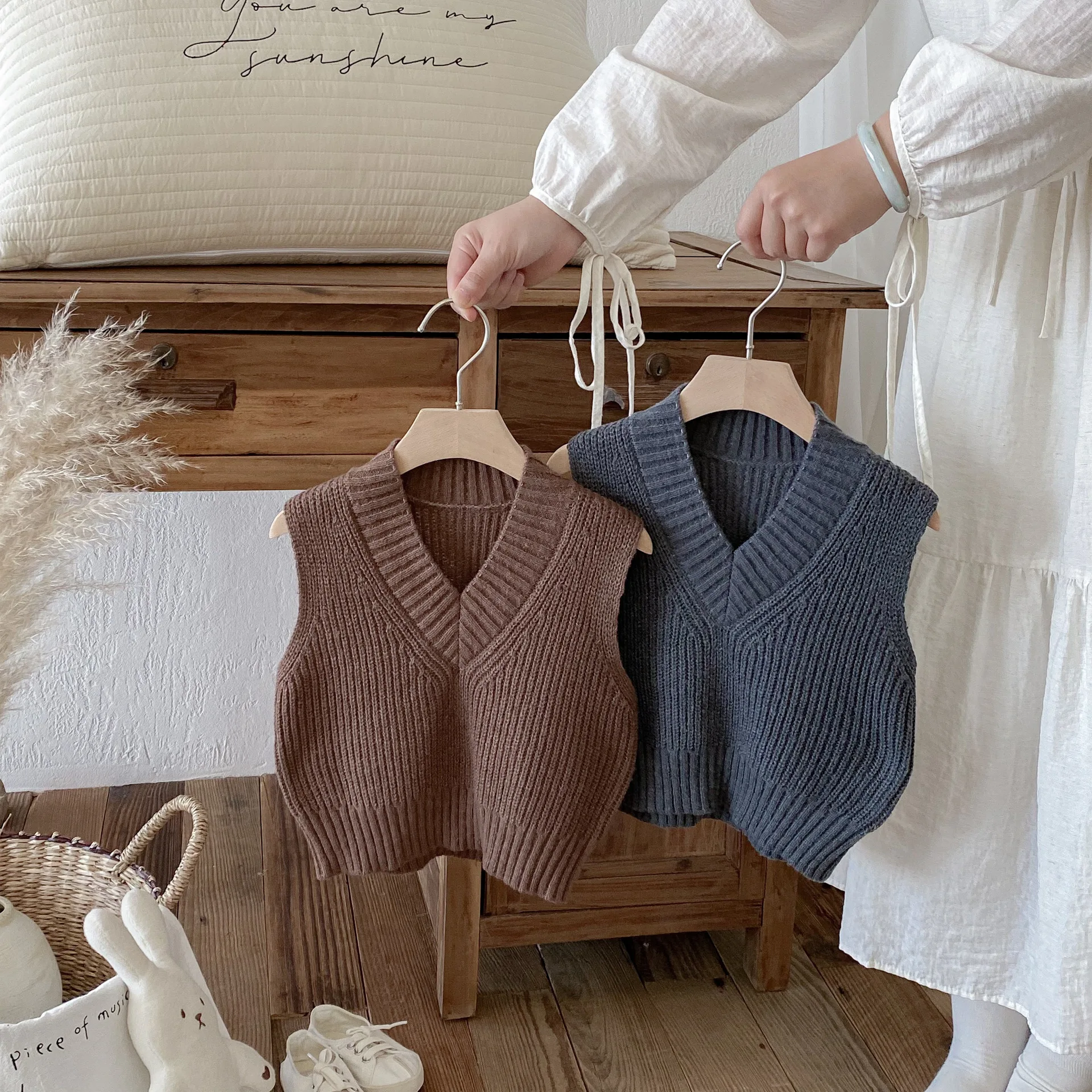 

2025 Autumn Korean Style Kids Knitted Vest V-Neck Retro Sleeveless Sweater Cardigan Unisex Baby Toddler 1-8 Years Casual