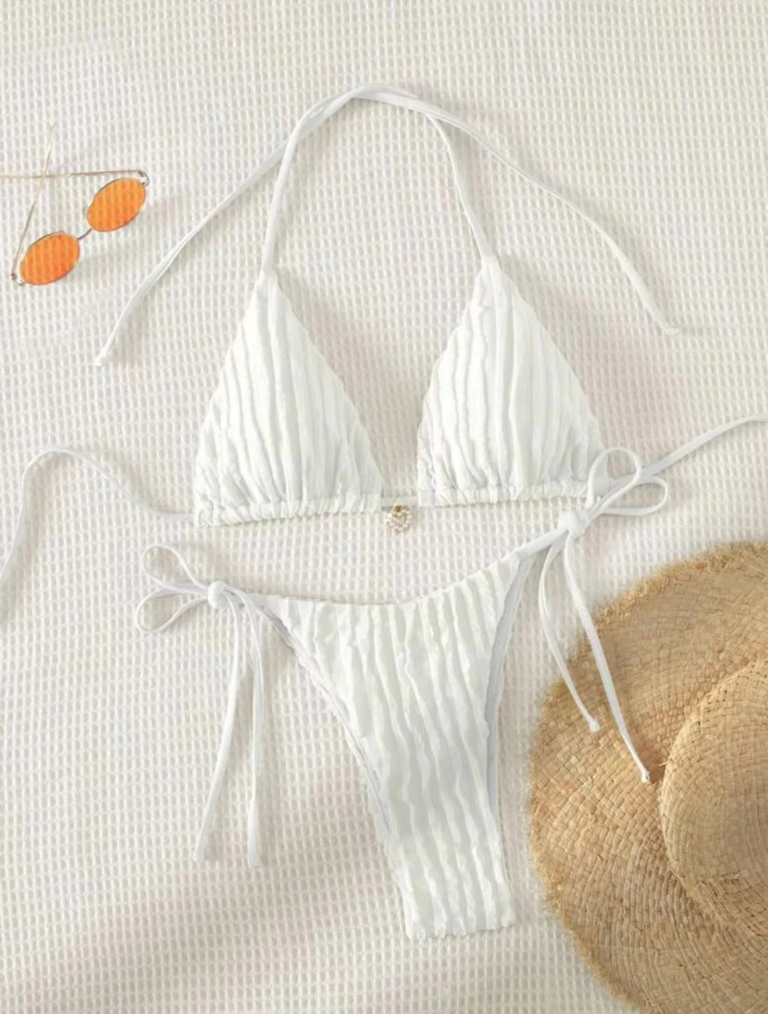 Bikini blanco Sexy para mujer, traje de baño de diseñador de Metal con realce de encaje Halter, traje de baño brasileño con Tanga lateral y lazo 2024