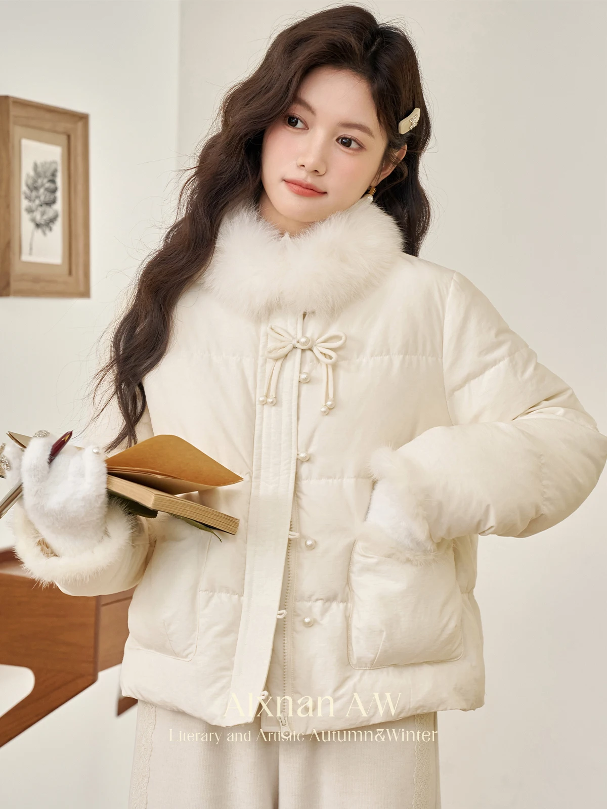 ALXNAN Beige Short Down Jacket for Women 2025 Winter New Warm Coats Fur Collar Pearl Buttons Design Elegant Female Jacket L51302