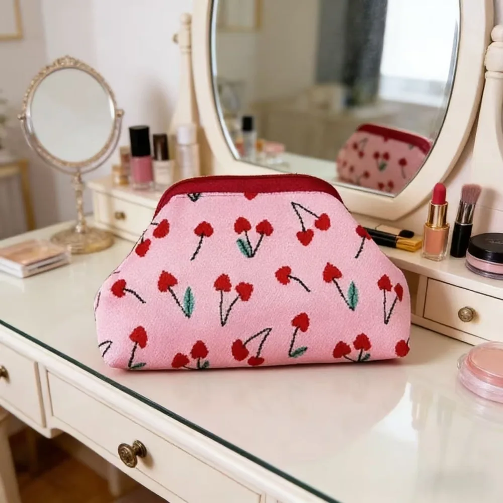 Neue Damenhandtasche mit Kirschstickerei, Modische und Praktische Stricktasche, Vielseitige Pendler-Cloud-Tasche. – Detail 4